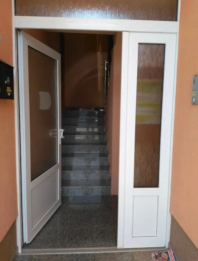 Studio Dama Blizina Amfiteatra I Bus Kolodvora ,Besplatan Privatni Parking,Self-Check- In Pula